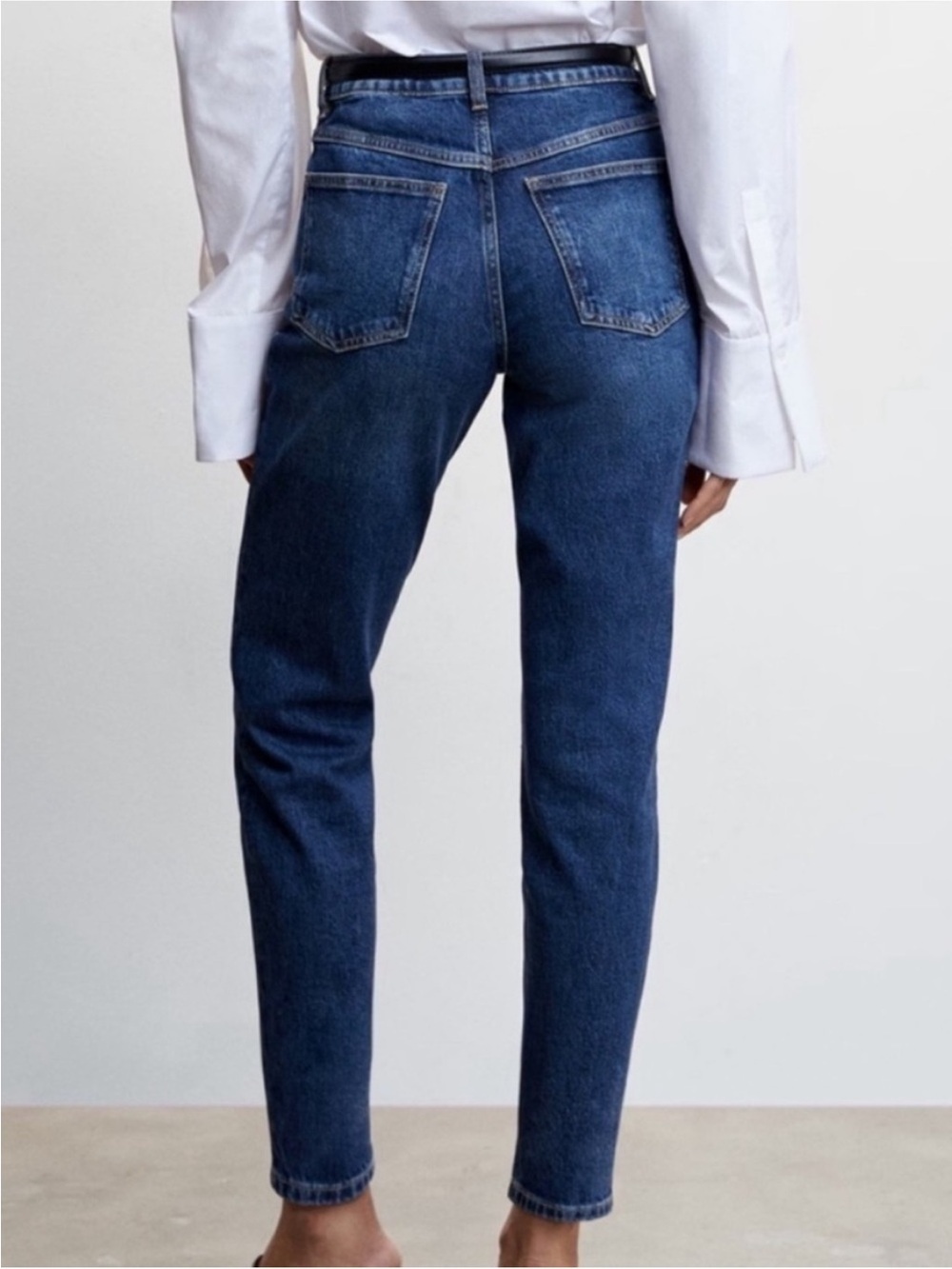 NWT Mango High Waist
Cropped Ankle Mom Jeans Blue
Size US 24 (XS)